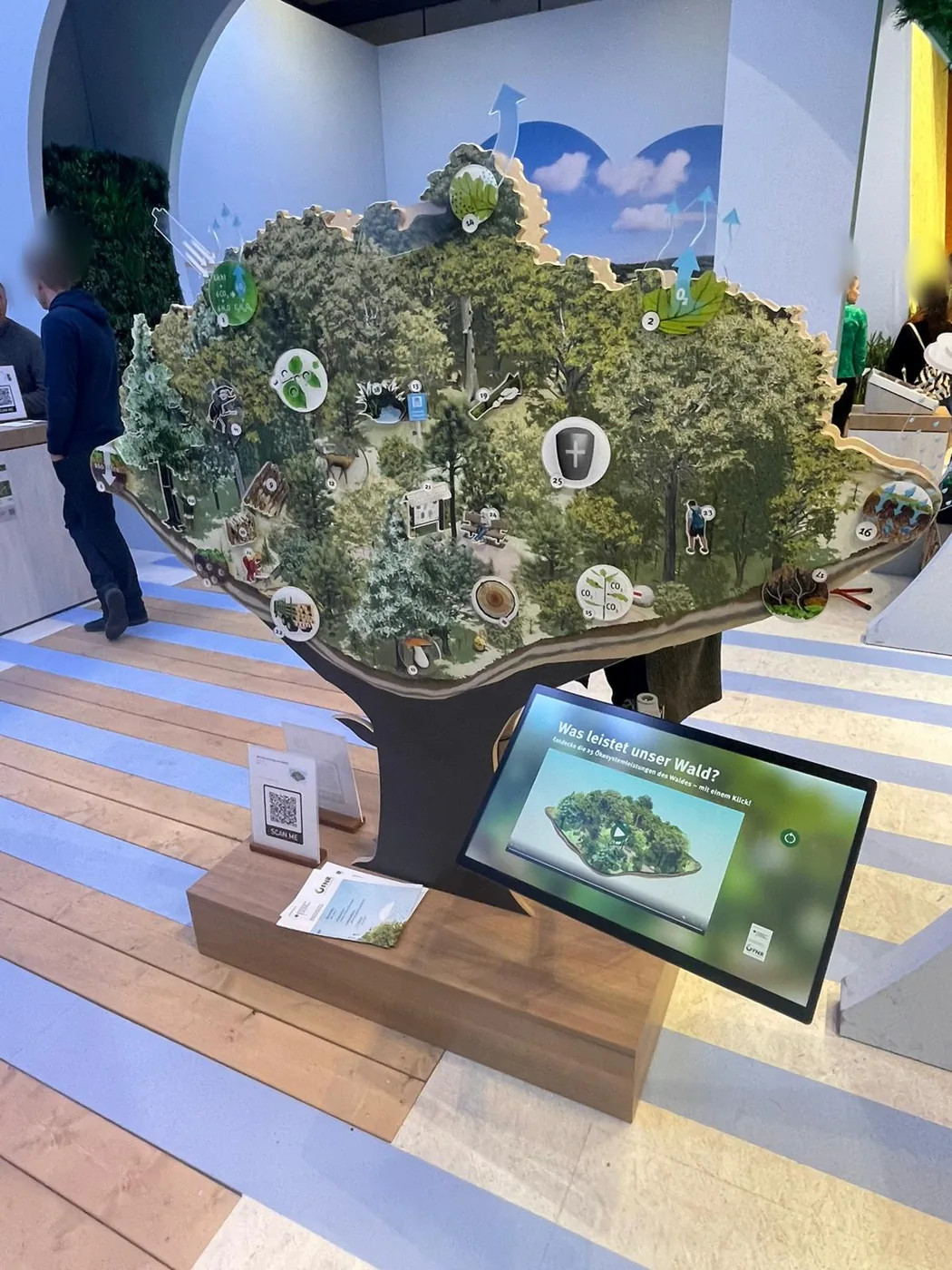 Kundenindividuelles Baumexponat auf einem Messestand